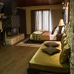 Archontopetra Boutique